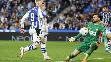 Orri Óskarsson encara a Stole Dimitrievski durante el partido