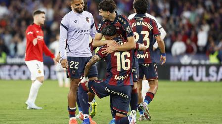 Los jugadores del Levante celebran la victoria, al término del partido de la jornada 37 de LaLiga contra el RCD Mallorca