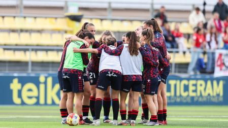Las jugadoras de Osasuna, antes del partido ante el Villarreal
