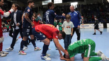 Dani Saldise es consolado por Carlos Gómez tras lograr la permanencia con Osasuna Magna
