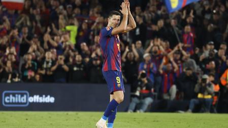 El delantero del Barcelona Robert Lewandowski saluda a los aficionados al ser sustituido, durante el partido de la jornada 37 de LaLiga que FC Barcelona y Real Betis