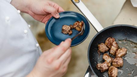 Aunque muchas personas creen que esto ocurre porque la carne es de mala calidad o porque está “inyectada con agua”, los expertos explican que, en la mayoría de los casos, el problema tiene más que ver con la forma de cocinarla
