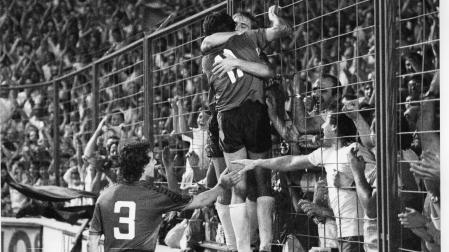 Martín Monreal celebra el tanto de la victoria frente al Glasgow Rangers en la Copa de la UEFA de 1985
