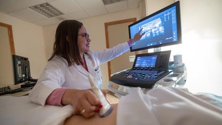 La Dra. Carolina Perdomo realiza una ecografía en el Departamento de Endocrinología y Nutrición de la Clínica Universidad de Navarra.