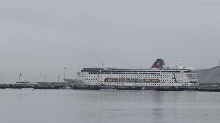 El crucero ‘Ambition’, en la imagen, afectado por un brote de gastroenteritis causada por un norovirus, ha atracado a primera hora de este lunes en la terminal de cruceros de Getxo