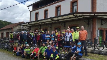 Participantes de una edición anterior de la Marcha Cicloturista Vçia Verde-Ziklotour.