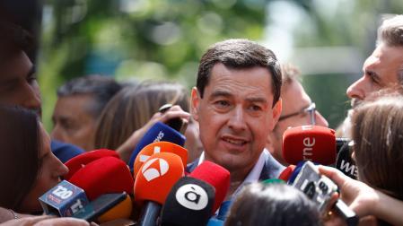 El presidente de la Junta de Andalucía, Juanma Moreno, candidato del PP a la reelección, atiende a la prensa a su llegada a la sede del PP en Madrid