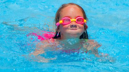Imagen de una niña en una piscina