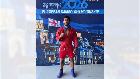 El navarro Ibai Gracia Garijo, con su medalla de bronce en el pasado Europeo de Sambo celebrado en Georgia