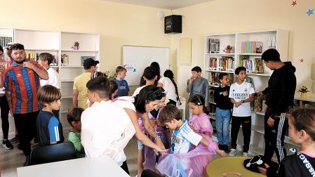 Niños y mayores en la nueva biblioteca