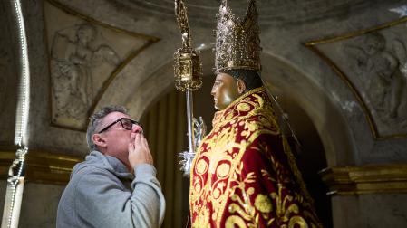 David Bororbia besando a San Fermín