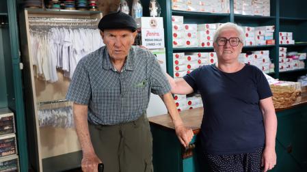 Miguel Ibarrola García, junto a su hija Maite, el verano pasado en las semanas previas al cierre de la mercería M. Ibarrola, de Santesteban.