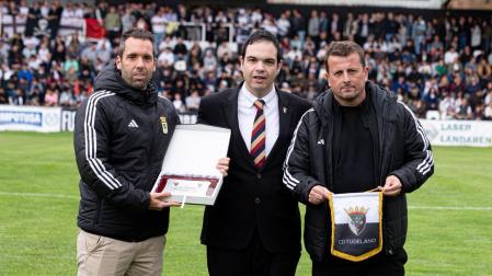 Ramón Lázaro, con miembros del Oviedo, en el partido de ida del playoff