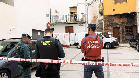Agentes de la Guardia Civil y de la Policía Foral, frente a la vivienda donde ocurrió el crimen