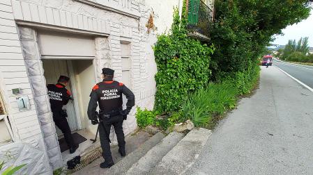 Efectivos de la Policía Foral comprueban el acceso al inmueble