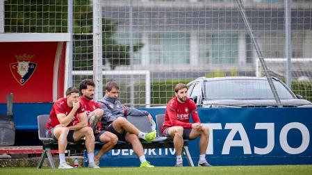 Abel Bretones, Rubén García, David Armendáriz (utillero) y Jon Moncayola, presenciando el entrenamiento ayer de sus compañeros