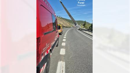 Aviso por tráfico lento en la NA-2420 entre Liédena y Lumbier por un transporte especial
