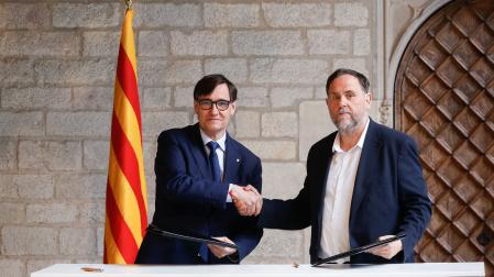El presidente catalán, Salvador Illa, y el líder de ERC, Oriol Junqueras, han solemnizado este martes su pacto sobre los presupuestos de la Generalitat