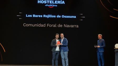 Representantes de la agrupación Bares Rojillos reciben el galardón