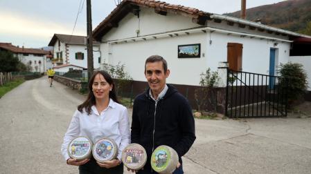 Ainara Ansa Churruca y su marido, Alberto Migueltorena Indart, en las proximidades de su quesería Ardiarana de Legasa.