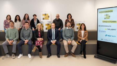En el centro, Garbiñe Basterra junto a Ramón Gonzalo, junto a representantes de las cuatro nuevas startups que forman parte de Hirugarrena -Amets Biotechnology, Biar Technology, Mirror Health y Naubat Technologies- y la directora general de CEIN, Uxue Itoiz