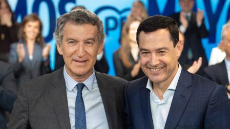 El presidente del PP, Alberto Núñez Feijóo (i) saluda al presidente de la Junta de Andalucía en funciones, Juanma Moreno (d), durante la Junta Directiva Nacional