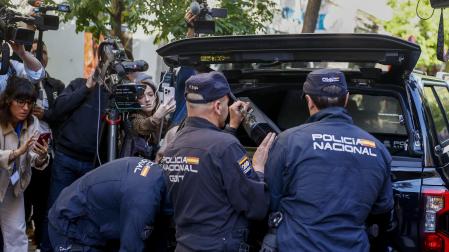 Agentes de la Policía Nacional guardan material incautado en un vehículo de la UCO durante el registro a la oficina del expresidente del Gobierno José Luis Rodríguez Zapatero