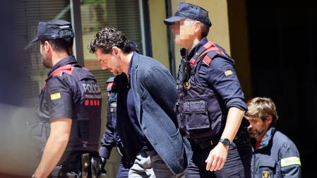 Jonathan Andic, hijo del fundador de Mango, Isak Andic, ha llegado esposado poco antes de la una del mediodía a los juzgados de Martorell (Barcelona)