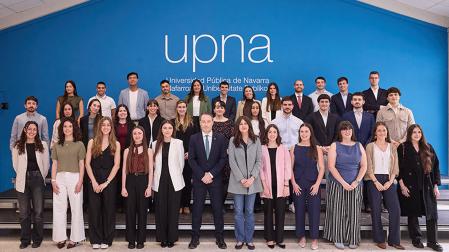 Premiados y premiadas a los mejores expedientes, junto al vicerrector y la vicerrectora, en el edificio de El Sario de la UPNA