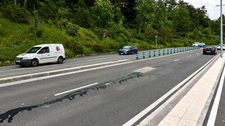 Grietas selladas en la cuesta de Beloso aparecidas tras las obras del carril bici