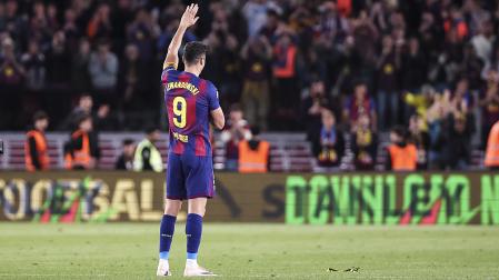 Robert Lewandowski se despide de la afición durante el homenaje tras el encuentro entre Barcelona y Betis
