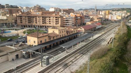 Imagen de la estación de tren de Tudela, ubicada en el centro del casco urbano de la ciudad