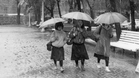 Tres escolares sorprendidas por la nevada en la mañana del lunes 6 de mayo de 1985 en Pamplona.