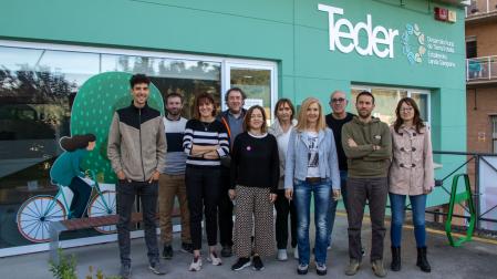 El equipo de Teder en el exterior de su sede actual en Zalatambor de Estella.