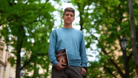 Javier Lerín en la plaza de San José de Pamplona, donde transcurre parte de su novela, El círculo de ceniza