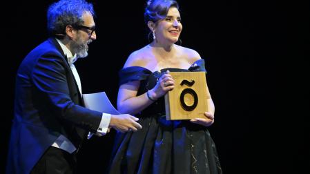 Sabina Puértolas, al recoger el galardón a la mejor cantante femenina el pasado viernes en el Liceo de Barcelona.