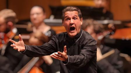 La música ha permitido a Joaquín Asiáin Satrústegui visitar catorce países; en la foto representa “el sufrimiento” del cisne de ‘Carmina Burana’ en Dinamarca