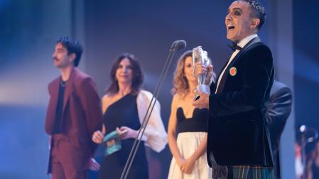Ángel Ruiz, durante su discurso de agradecimiento. Llevó un kilt “por mi admiración tremenda por la cultura escocesa”.