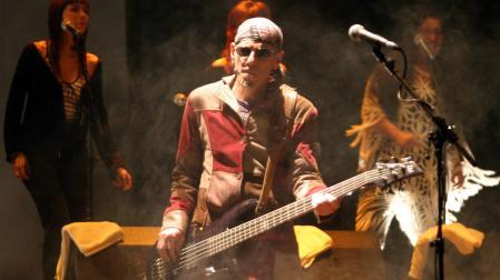 El Drogas llevó un pañuelo pirata y gafas de sol durante su concierto en el Gayarre