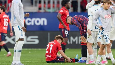 F.C. /G.F. PamplonaLa presencia de Víctor Muñoz en el partido decisivo de Getafe está seriamente comprometida por su contratiempo muscular tras el esfuerzo que hizo el domingo contra el Espanyol. El atacante internacional se recuperó en tiempo récord y quiso estar en un día marcado, pero terminó con una gran fatiga muscular en el tramo final. Se marchó al vestuario complentamente vacío y ‘tocado’. Víctor es seria duda para este sábado por un problema en el cuádriceps, un interrogante que marcará sin duda el plan de partido al ser el futbolista más diferencial.Víctor, que terminó sin apenas poder moverse ante el Espanyol, fue sometido a una valoración médica en las horas posteriores que refleja una leve afección muscular que nada tiene que ver con la lesión que arrastraba en el sóleo de su pierna izquierda. El riesgo de recaída estaba en la ecuación.No hay lesión importanteAlessio Lisci estará pendiente de cómo avanza la semana de preparación. La hoja de ruta marcada es que se ejercite al margen y siga un plan individual. Hay tres entrenamientos para preparar un partido trascendental. Nada es descartable a la vista de que la pasada semana irrumpió en el once titular sin haber trabajado con el grupo. Probablemente se mantendrá la incertidumbre hasta última hora. Con su nombre en el escaparate y la opción de recompra del Real Madrid quizá el sábado vivió su despedida de Osasuna en El Sadar.En todo caso, las pruebas sí descartan una lesión de gravedad que pudiera dejarle fuera de la lista del Mundial que se dará a conocer el lunes 25 de mayo, un respiro para Víctor, que priorizó su voluntad de aparecer en un momento crítico jugándose su participación en la Copa del Mundo de este verano.AlternativasLa posible ausencia de Víctor Muñoz dejaría una vacante en la última alineación de Lisci, con Kike Barja, Galán o Moi Gómez opositando a entrar en el perfil zurdo del esquema. Raúl Moro, su sustituto natural, no entra en la ecuación. Es evidente que sin él Osasuna perdería gran parte de su mordiente ofensiva por la velocidad y desborde, además del carácter que mostró contra el Espanyol. Pese a estar mermado fue el más destacado con sus apariciones, gol incluido.Dentro del capítulo de bajas, Iker Muñoz tampoco podrá jugar después de haber visto la quinta tarjeta amarilla.