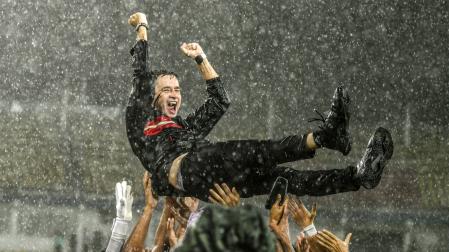 Kibu, manteado bajo la lluvia tras ascender en Goa, donde está enterrado San Francisco Javier