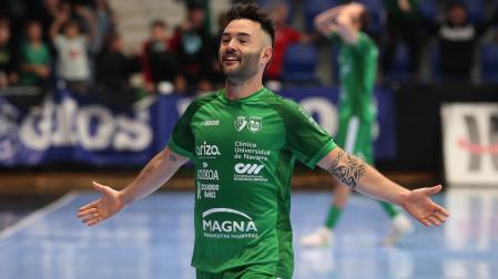 El ala de Irurtzun Dani Saldise celebra el triunfo del último partido que dio la permanencia a Osasuna Magna