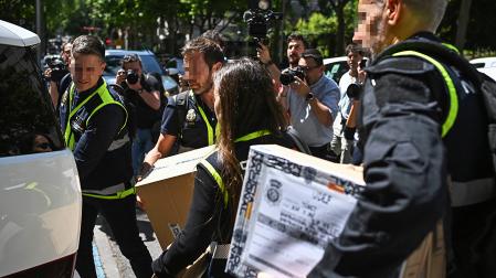 Agentes de la Unidad de Delincuencia Económica y Fiscal (UDEF) de la Policía Nacional salen de la sede de la empresas de las hijas del expresidente del Gobierno José Luis Rodríguez Zapatero
