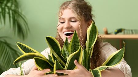 Una mujer habla con una de sus plantas