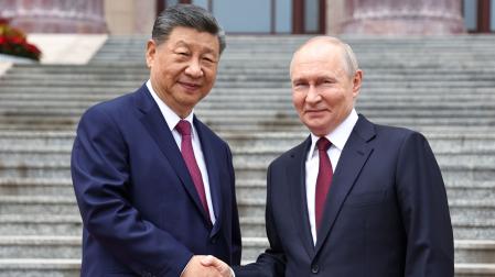 El presidente chino, Xi Jinping, saluda al mandatario ruso, Vladimir Putin