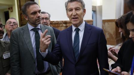 El líder del PP, Alberto Núñez Feijóo, en los pasillos del Congreso que celebra sesión de control al Ejecutivo