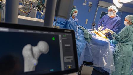 El Dr. Díaz de Rada durante una cirugía con el robot Mako 4