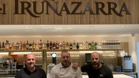 Jokin Alduan, David Sánchez y Juan Cruz Areta, en la barra de El Obrador del Iruñazarra, en la calle San Roque de Pamplona