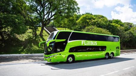 Imagen de un coche de la compañía de viajes internacionales Flexibus