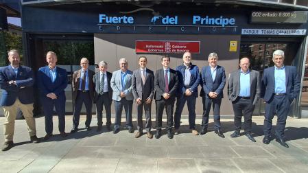 El consejero Irujo junto al CEO del Grupo tunecino Caveo, representantes de la empresa en Bera, representantes de Sodena, ACAN y del Club de Empresas de Baztan Don Miguel Musquiz.